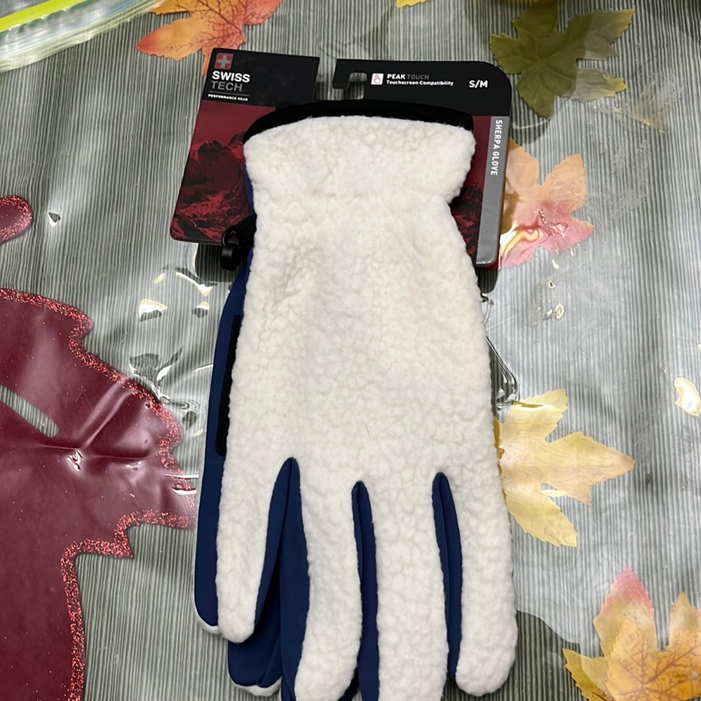 NWT Swiss Tech, sherpa glove, peak touch touch screen compatible